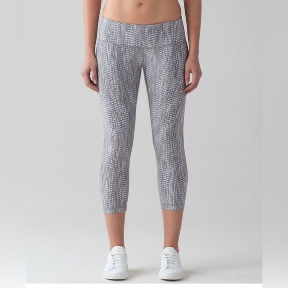 LULULEMON Wunder Under Crop III 21"
Luon Arrow Jacquard Battleship Silver Spoon - Picture 1 of 12